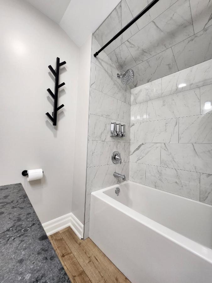 The Cozy Cove Modern King-Bedroom Full Apartment Sainte-Catherine Kültér fotó