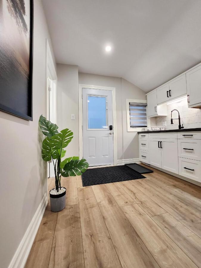 The Cozy Cove Modern King-Bedroom Full Apartment Sainte-Catherine Kültér fotó