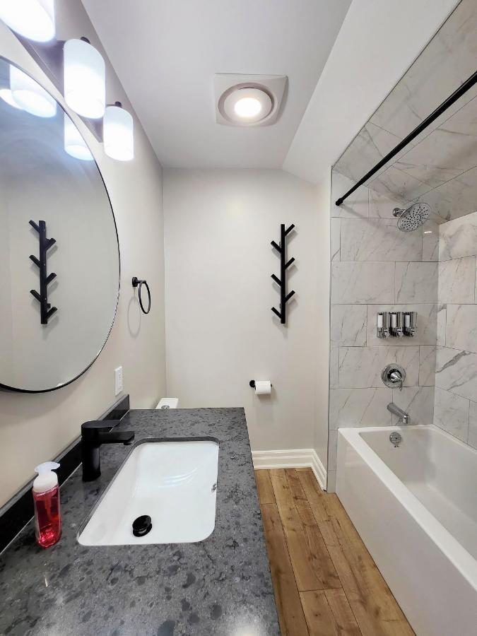 The Cozy Cove Modern King-Bedroom Full Apartment Sainte-Catherine Kültér fotó