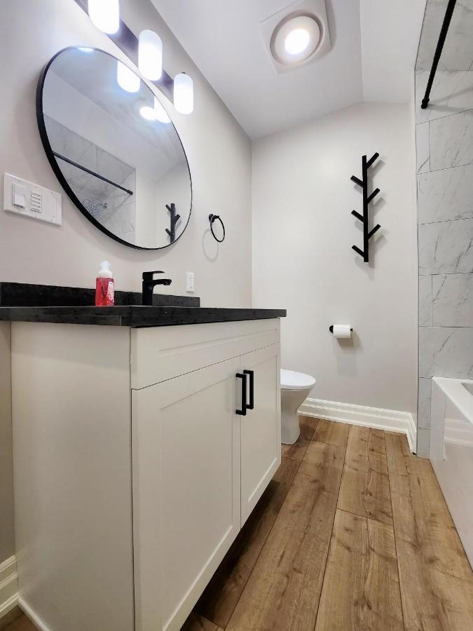 The Cozy Cove Modern King-Bedroom Full Apartment Sainte-Catherine Kültér fotó
