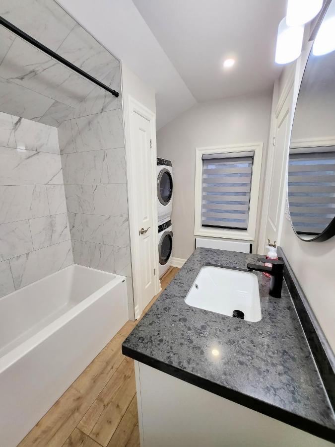 The Cozy Cove Modern King-Bedroom Full Apartment Sainte-Catherine Kültér fotó